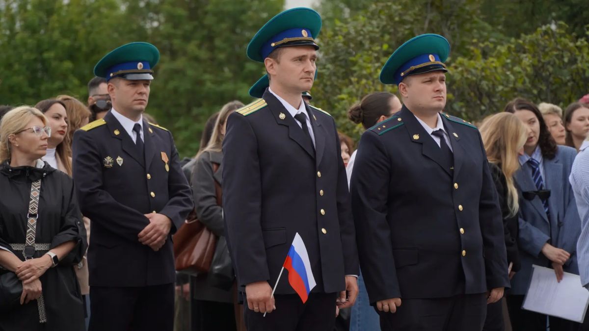 В Магадане сотни колымчан объединились на торжественной акции в преддверии Дня государственного флага РФ В Магадане сотни колымчан объединились на торжественной акции в преддверии Дня государственного флага РФ