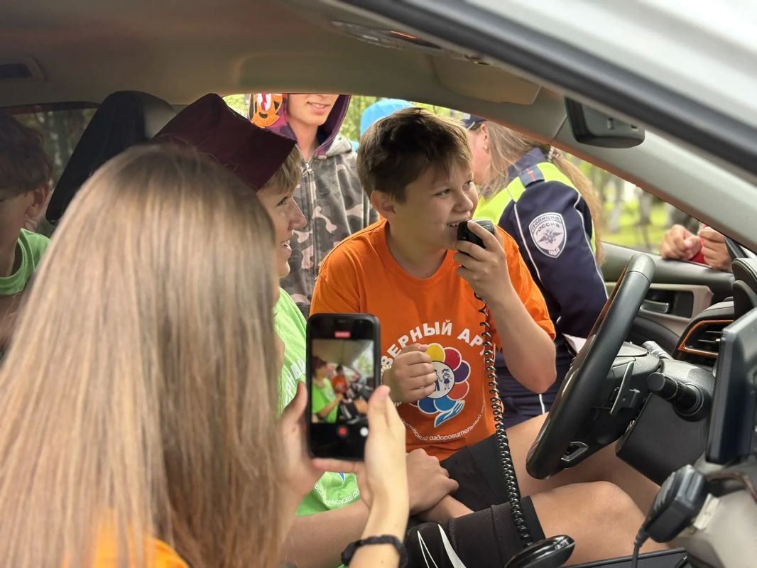 В Магадане полицейские и общественники провели для школьников познавательное мероприятие ко Дню Государственного флага Российской Федерации В Магадане полицейские и общественники провели для школьников познавательное мероприятие ко Дню Государственного флага Российской Федерации