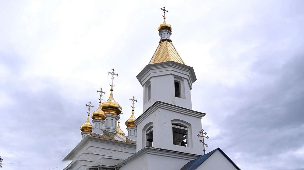 О ложном стыде в православии Ложный стыд — чувство, которое возникает у верующих, когда они обращаются к Богу прилюдно: молятся возле храма, читают молитву в общественных местах, ходят в церковь