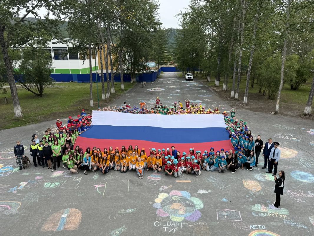 В Магадане полицейские и общественники провели для школьников познавательное мероприятие ко Дню Государственного флага Российской Федерации В Магадане полицейские и общественники провели для школьников познавательное мероприятие ко Дню Государственного флага Российской Федерации