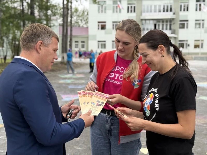 В Магадане полицейские и общественники провели для школьников познавательное мероприятие ко Дню Государственного флага Российской Федерации В Магадане полицейские и общественники провели для школьников познавательное мероприятие ко Дню Государственного флага Российской Федерации
