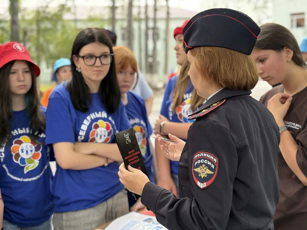 В Магадане полицейские и общественники провели для школьников познавательное мероприятие ко Дню Государственного флага Российской Федерации В Магадане полицейские и общественники провели для школьников познавательное мероприятие ко Дню Государственного флага Российской Федерации