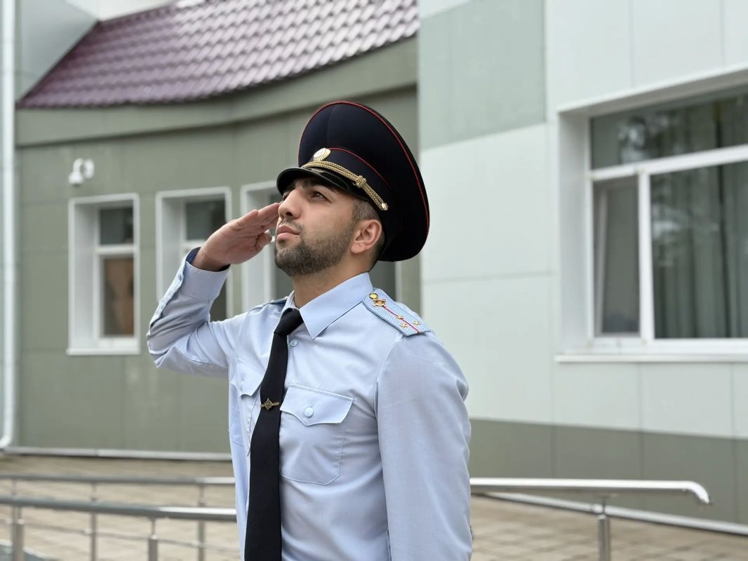 В Магадане полицейские и общественники провели для школьников познавательное мероприятие ко Дню Государственного флага Российской Федерации В Магадане полицейские и общественники провели для школьников познавательное мероприятие ко Дню Государственного флага Российской Федерации
