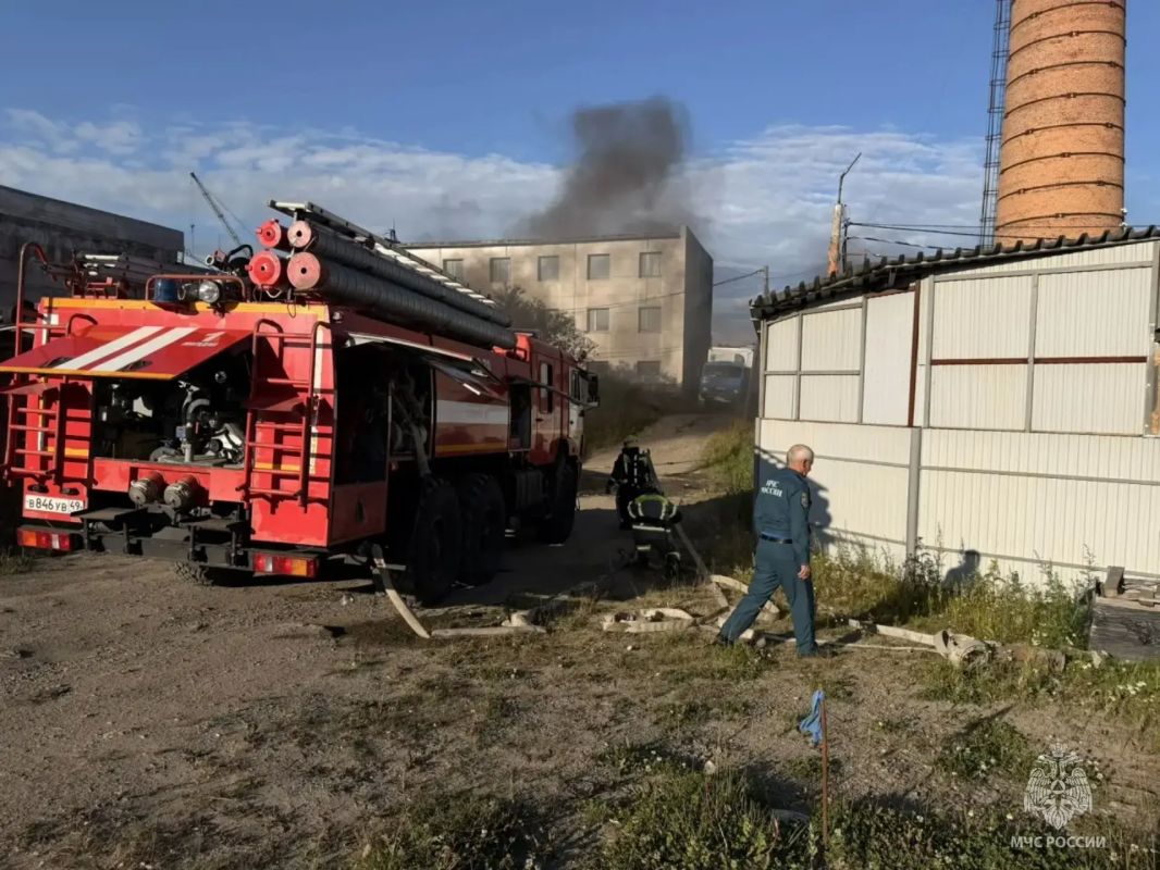 Магаданские огнеборцы тушили гараж Магаданские огнеборцы тушили гараж