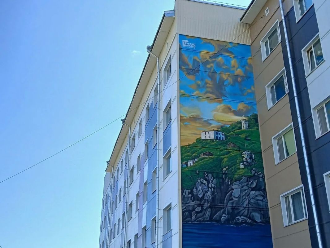 Муралы с северной природой украсили Набережную реки Магаданки Муралы с северной природой украсили Набережную реки Магаданки