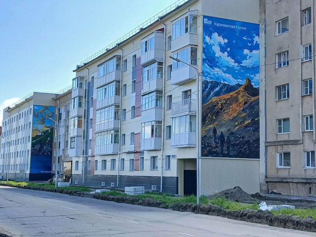 Муралы с северной природой украсили Набережную реки Магаданки Муралы с северной природой украсили Набережную реки Магаданки