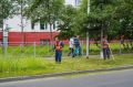 Дорожная уборочная техника, а также рабочие ручного труда ведут текущее благоустройство в Магадане