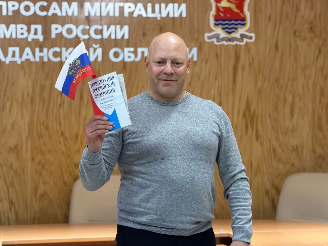 Мы – граждане России! В преддверии Дня знаний полицейские и общественники вручили юным магаданцам паспорта Мы – граждане России! В преддверии Дня знаний полицейские и общественники вручили юным магаданцам паспорта