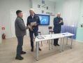 Губернатор Сергей Носов вручил жителю Усть-Омчуга Александру Ефимову благодарность за помощь бойцам, находящимся в зоне СВО