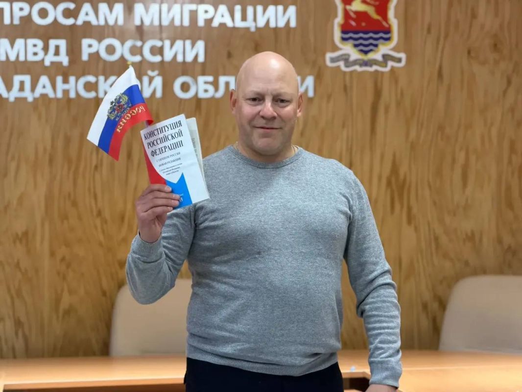 Мы – граждане России! В преддверии Дня знаний полицейские и общественники вручили юным магаданцам паспорта Мы – граждане России! В преддверии Дня знаний полицейские и общественники вручили юным магаданцам паспорта