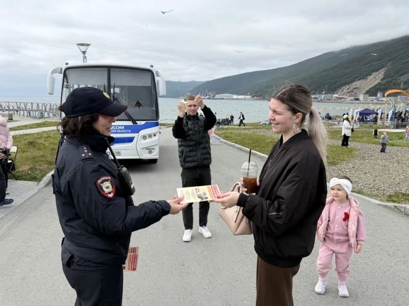 В парке «Маяк» сотрудники УМВД России по Магаданской области встречали участников семейного фестиваля «Воздух-АРТ» В парке «Маяк» сотрудники УМВД России по Магаданской области встречали участников семейного фестиваля «Воздух-АРТ»