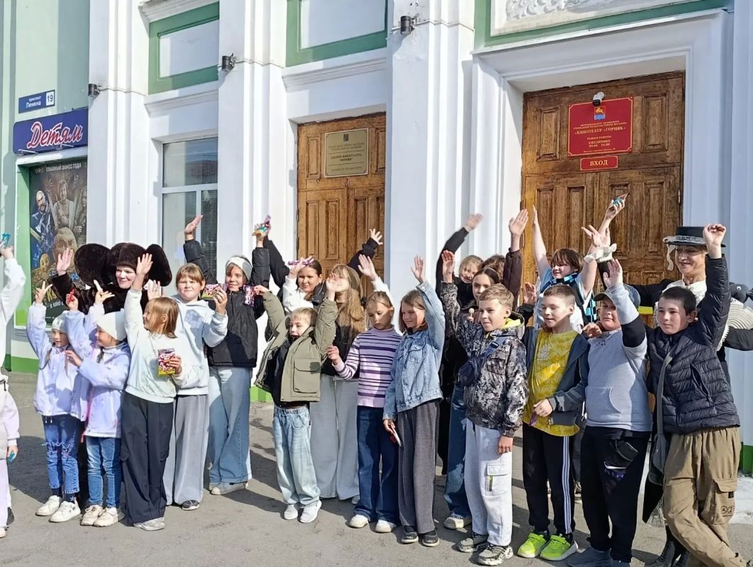 В минувшие выходные главные экраны Магаданской области погрузились в магию большого кино: учреждения культуры региона присоединились к Всероссийской акции «Ночь кино» В минувшие выходные главные экраны Магаданской области погрузились в магию большого кино: учреждения культуры региона присоединились к Всероссийской акции «Ночь кино»