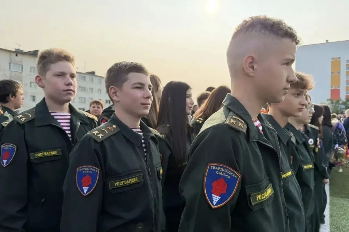 Магаданские росгвардейцы поздравили подшефных кадет с Днём знаний Магаданские росгвардейцы поздравили подшефных кадет с Днём знаний