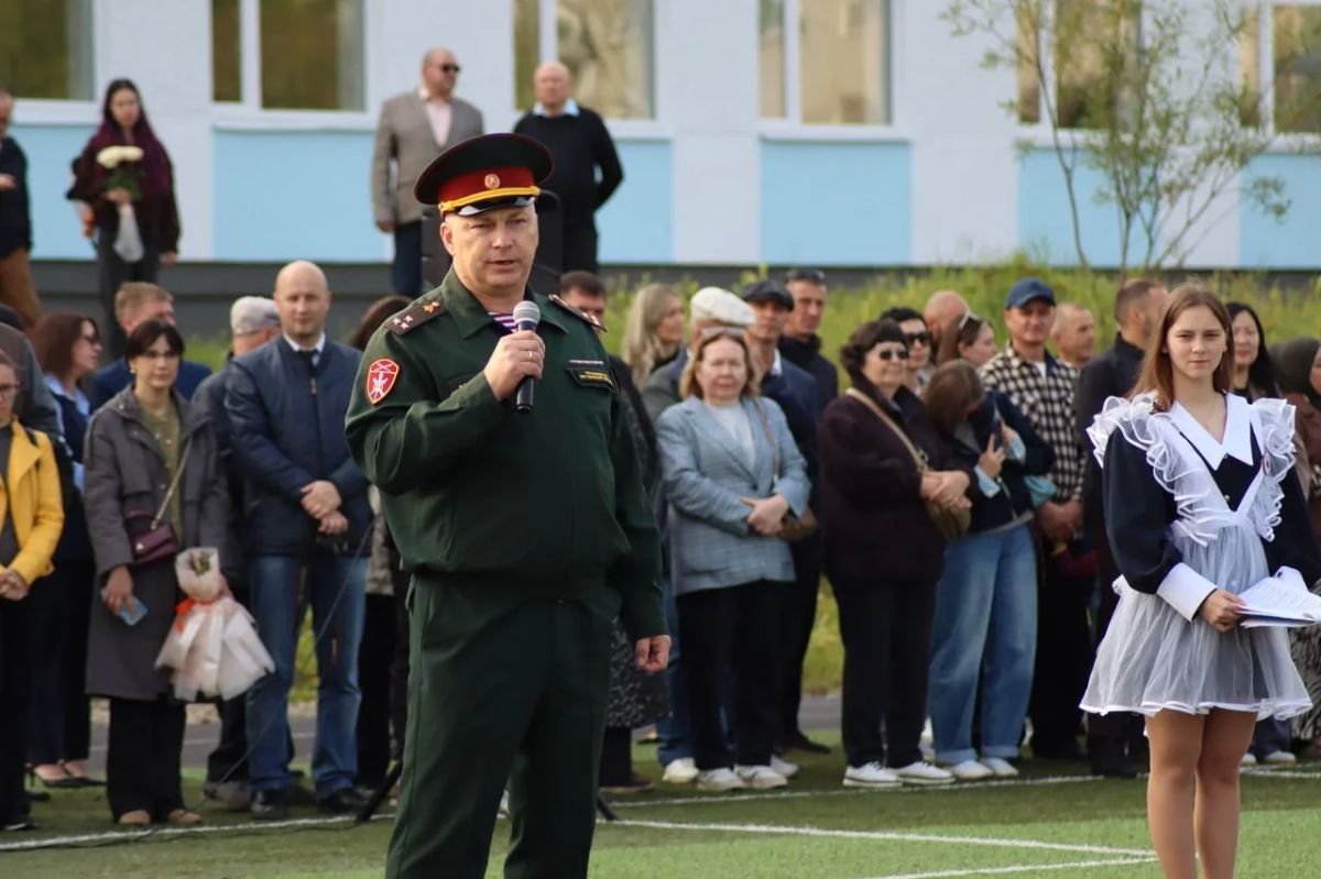 Магаданские росгвардейцы поздравили подшефных кадет с Днём знаний Магаданские росгвардейцы поздравили подшефных кадет с Днём знаний