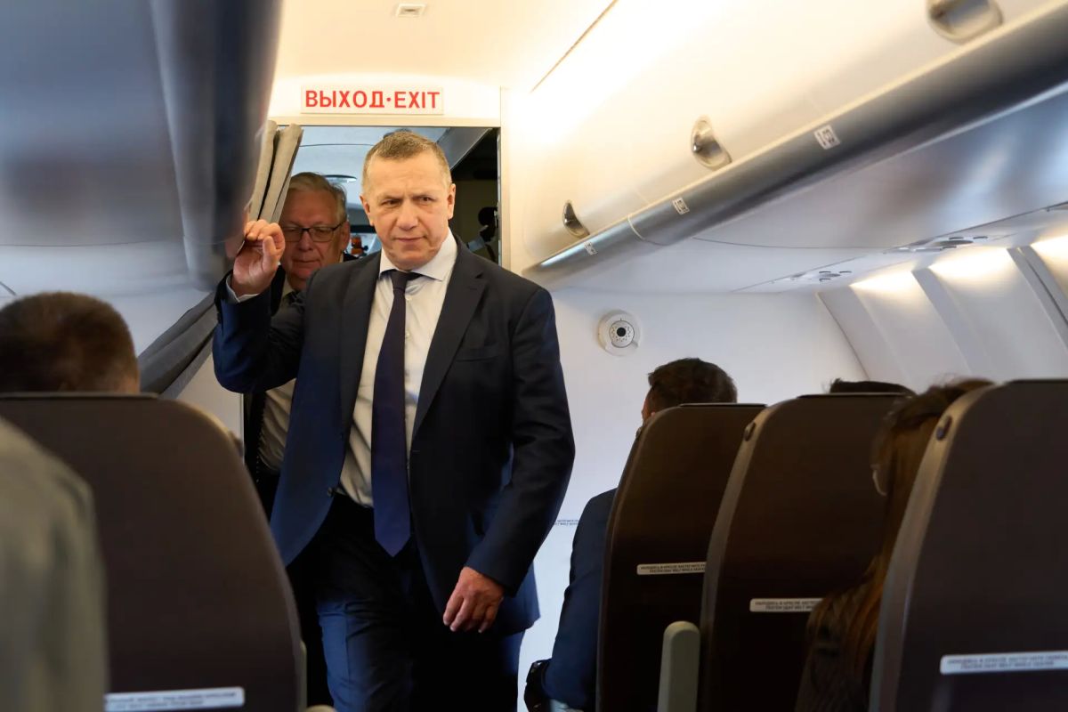 Юрий Трутнев во Владивостоке ознакомился с опытным образцом Ил-114-300 Юрий Трутнев во Владивостоке ознакомился с опытным образцом Ил-114-300