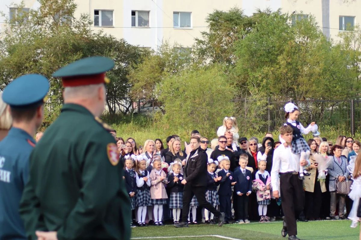 Магаданские росгвардейцы поздравили подшефных кадет с Днём знаний Магаданские росгвардейцы поздравили подшефных кадет с Днём знаний