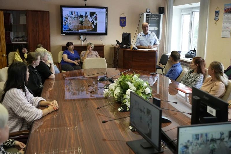 В рамках профилактической акции «Стоп: мошенник!» сотрудники органов внутренних дел Магаданской области провели встречи с трудовыми коллективами и рассказали гражданам о том, как не попасться на уловки киберпреступников В рамках профилактической акции «Стоп: мошенник!» сотрудники органов внутренних дел Магаданской области провели встречи с трудовыми коллективами и рассказали гражданам о том, как не попасться на уловки киберпреступников