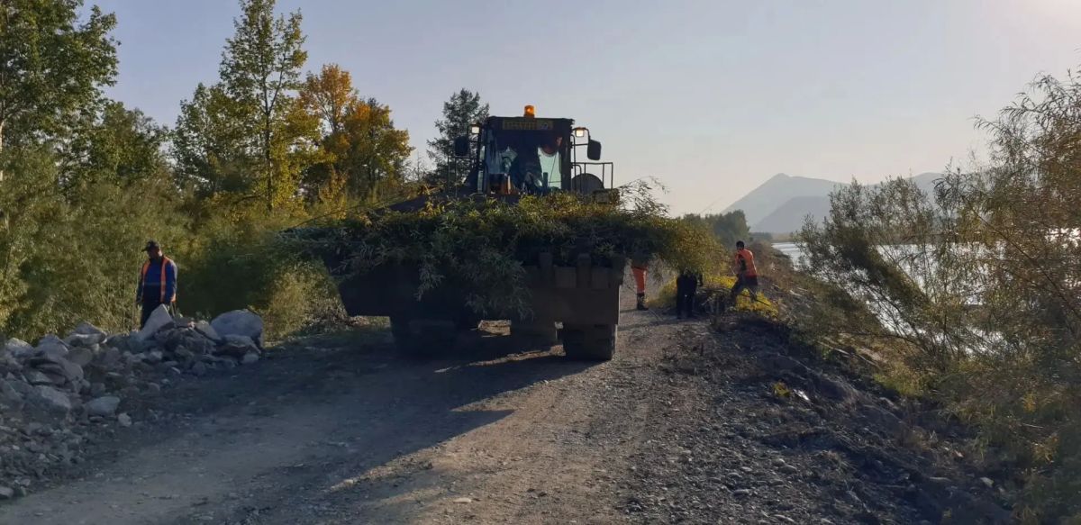 Приняты текущие ремонтные работы на водоограждающих дамбах в городе Сусумане Приняты текущие ремонтные работы на водоограждающих дамбах в городе Сусумане