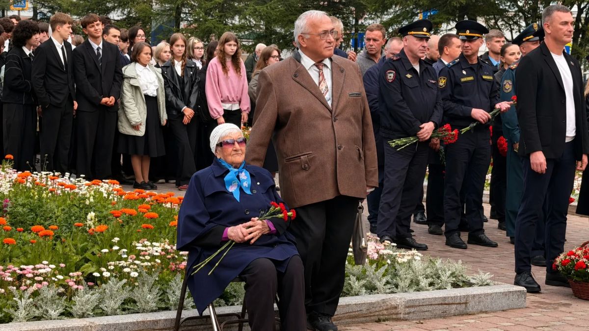 В сквере Победы у монумента «Узел памяти» состоялась торжественная церемония возложения цветов, посвящённая 81-й годовщине со Дня Победы над милитаристской Японией и окончания Второй мировой войны В сквере Победы у монумента «Узел памяти» состоялась торжественная церемония возложения цветов, посвящённая 81-й годовщине со Дня Победы над милитаристской Японией и окончания Второй мировой войны