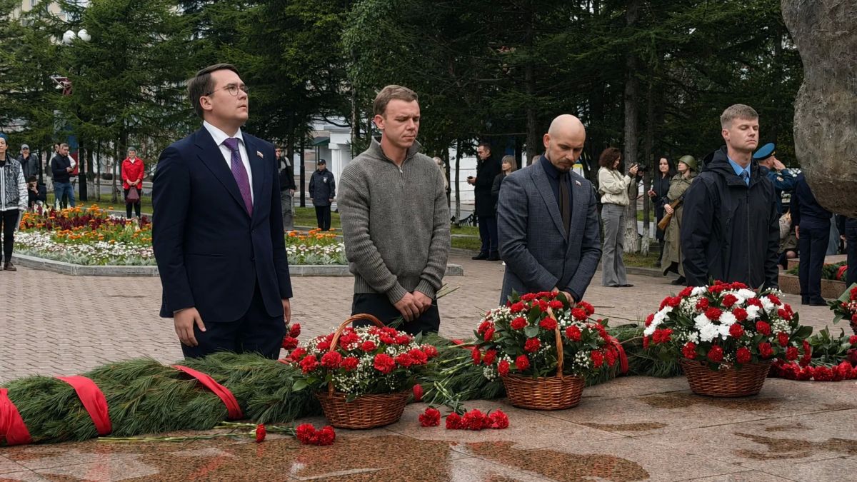 В сквере Победы у монумента «Узел памяти» состоялась торжественная церемония возложения цветов, посвящённая 81-й годовщине со Дня Победы над милитаристской Японией и окончания Второй мировой войны В сквере Победы у монумента «Узел памяти» состоялась торжественная церемония возложения цветов, посвящённая 81-й годовщине со Дня Победы над милитаристской Японией и окончания Второй мировой войны