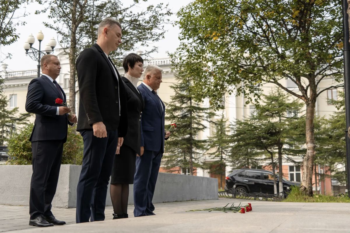 В Магадане прошла памятная церемония, приуроченная к Дню солидарности в борьбе с терроризмом В Магадане прошла памятная церемония, приуроченная к Дню солидарности в борьбе с терроризмом