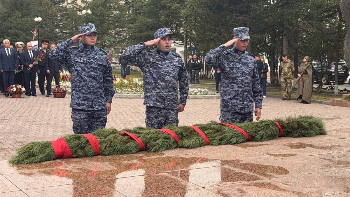 В сквере Победы у монумента «Узел памяти» состоялась торжественная церемония возложения цветов, посвящённая 81-й годовщине со Дня Победы над милитаристской Японией и окончания Второй мировой войны В сквере Победы у монумента «Узел памяти» состоялась торжественная церемония возложения цветов, посвящённая 81-й годовщине со Дня Победы над милитаристской Японией и окончания Второй мировой войны