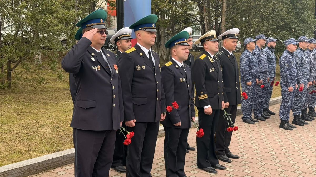 В сквере Победы у монумента «Узел памяти» состоялась торжественная церемония возложения цветов, посвящённая 81-й годовщине со Дня Победы над милитаристской Японией и окончания Второй мировой войны В сквере Победы у монумента «Узел памяти» состоялась торжественная церемония возложения цветов, посвящённая 81-й годовщине со Дня Победы над милитаристской Японией и окончания Второй мировой войны