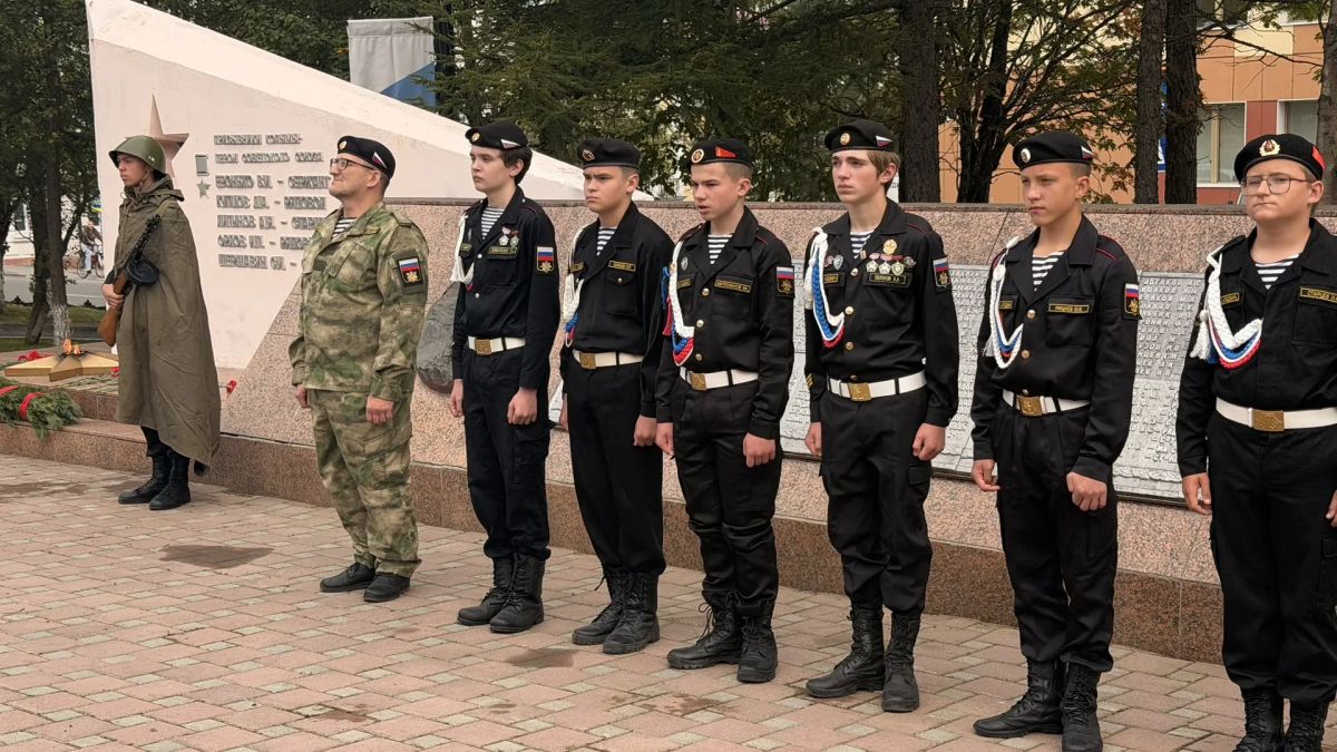 В сквере Победы у монумента «Узел памяти» состоялась торжественная церемония возложения цветов, посвящённая 81-й годовщине со Дня Победы над милитаристской Японией и окончания Второй мировой войны В сквере Победы у монумента «Узел памяти» состоялась торжественная церемония возложения цветов, посвящённая 81-й годовщине со Дня Победы над милитаристской Японией и окончания Второй мировой войны