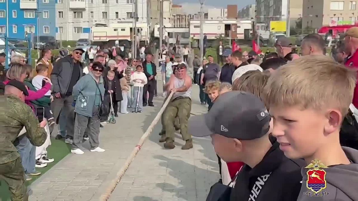 В Магадане полицейские и общественники приняли участие в масштабной патриотической акции «Тихоокеанская слава