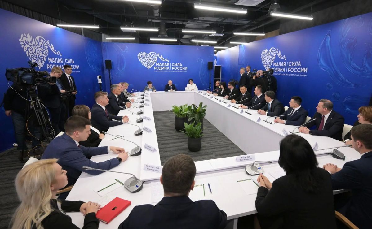 Президент России Владимир Путин подписал Указ о ежегодном проведении муниципального форума «Малая родина - сила России» и церемонии вручения премии «Служение» Президент России Владимир Путин подписал Указ о ежегодном проведении муниципального форума «Малая родина - сила России» и церемонии вручения премии «Служение»