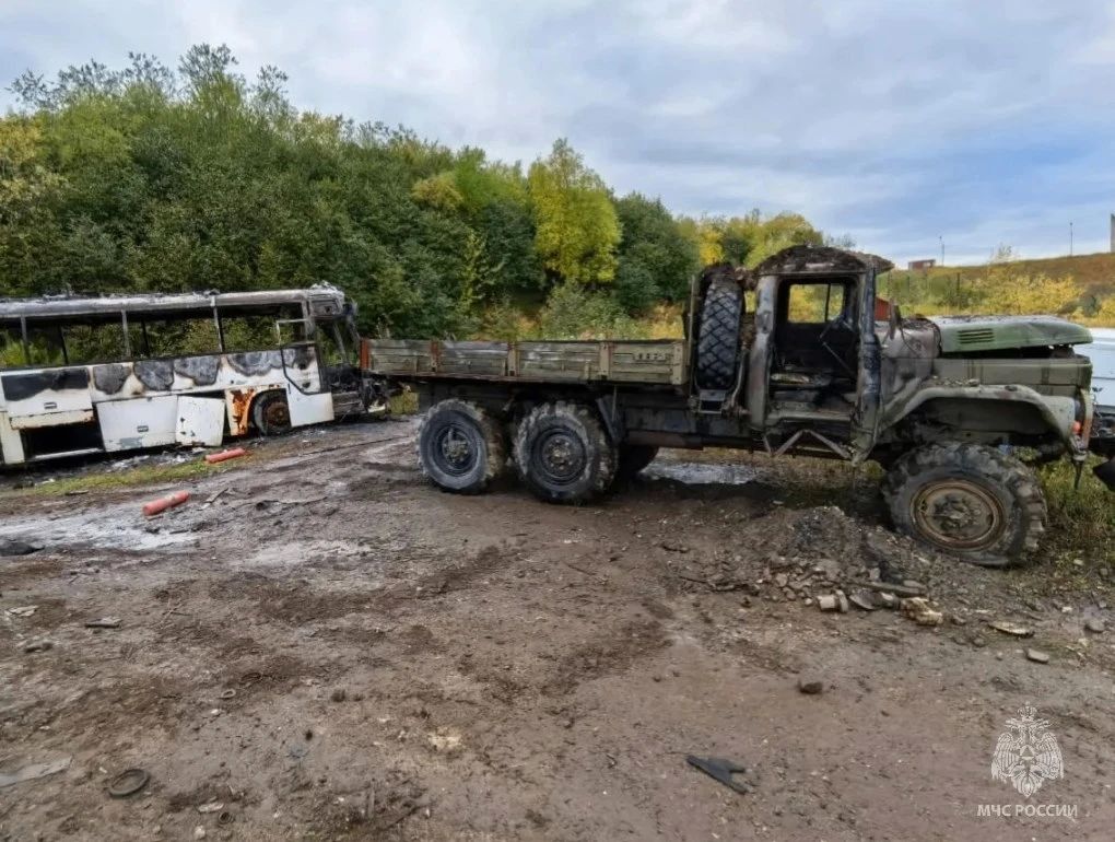Грузовик и автобус сгорели в Магадане Грузовик и автобус сгорели в Магадане