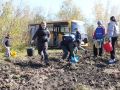 Школьники и их учителя из Усть-Омчуга помогают собирать картошку на Колыме