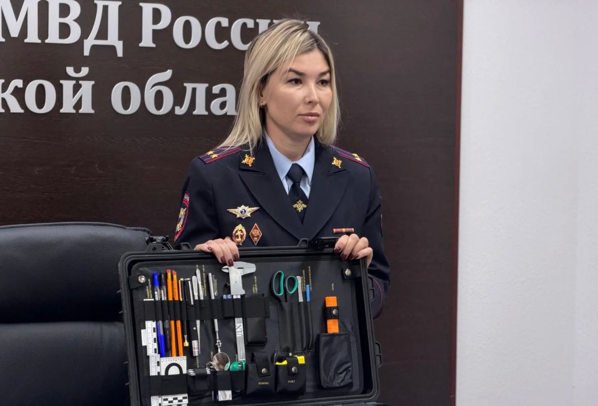 Представитель экспертно-криминалистического центра УМВД рассказала о преимуществах своей профессии и продемонстрировала ребятам специальный чемоданчик, с которым эксперты выезжают на места преступлений Представитель экспертно-криминалистического центра УМВД рассказала о преимуществах своей профессии и продемонстрировала ребятам специальный чемоданчик, с которым эксперты выезжают на места преступлений
