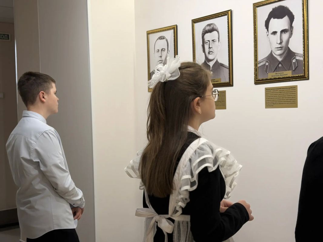 Один день полиции России: полицейские и общественники Колымы пригласили в гости детей – призеров федерального этапа конкурса МВД России «Полицейский Дядя Степа» Один день полиции России: полицейские и общественники Колымы пригласили в гости детей – призеров федерального этапа конкурса МВД России «Полицейский Дядя Степа»