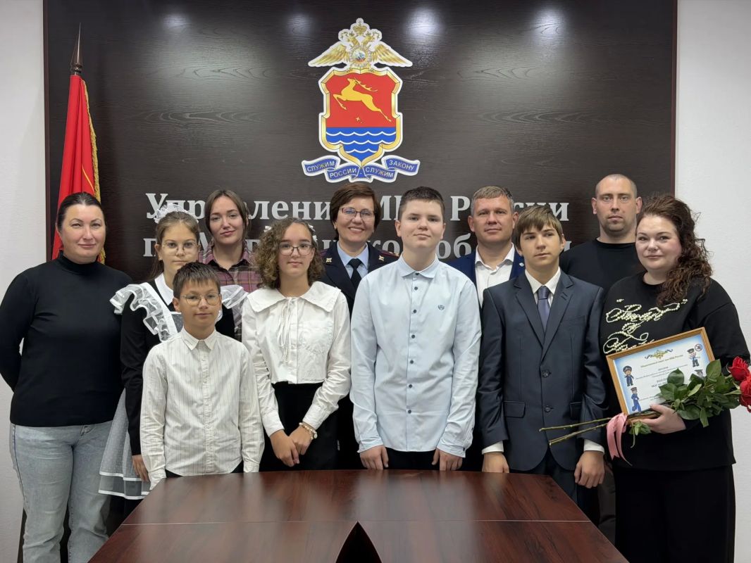 Представитель экспертно-криминалистического центра УМВД рассказала о преимуществах своей профессии и продемонстрировала ребятам специальный чемоданчик, с которым эксперты выезжают на места преступлений Представитель экспертно-криминалистического центра УМВД рассказала о преимуществах своей профессии и продемонстрировала ребятам специальный чемоданчик, с которым эксперты выезжают на места преступлений