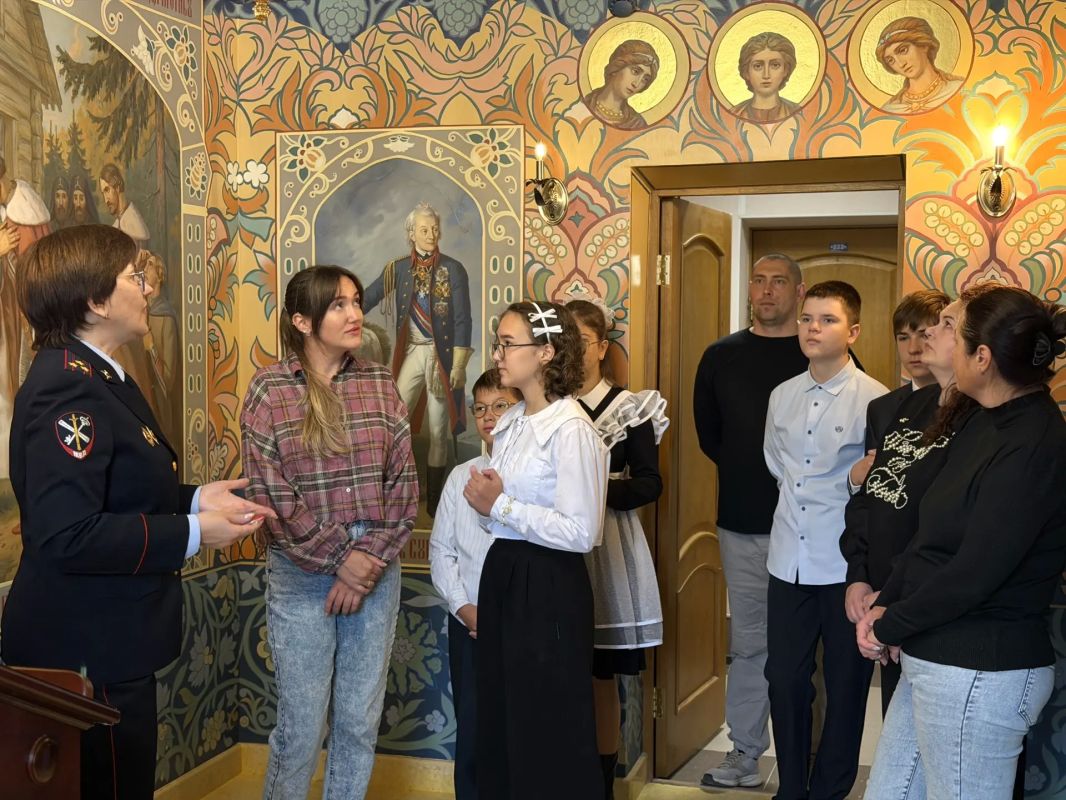 Один день полиции России: полицейские и общественники Колымы пригласили в гости детей – призеров федерального этапа конкурса МВД России «Полицейский Дядя Степа» Один день полиции России: полицейские и общественники Колымы пригласили в гости детей – призеров федерального этапа конкурса МВД России «Полицейский Дядя Степа»