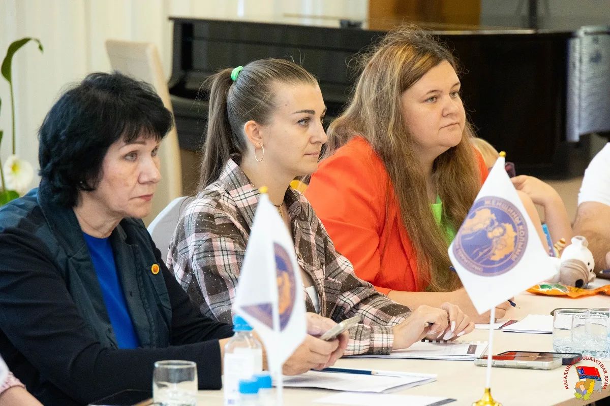 Участники Женского клуба при Магаданской областной Думе вместе с экспертами обсудили меры поддержки семей на Колыме Участники Женского клуба при Магаданской областной Думе вместе с экспертами обсудили меры поддержки семей на Колыме