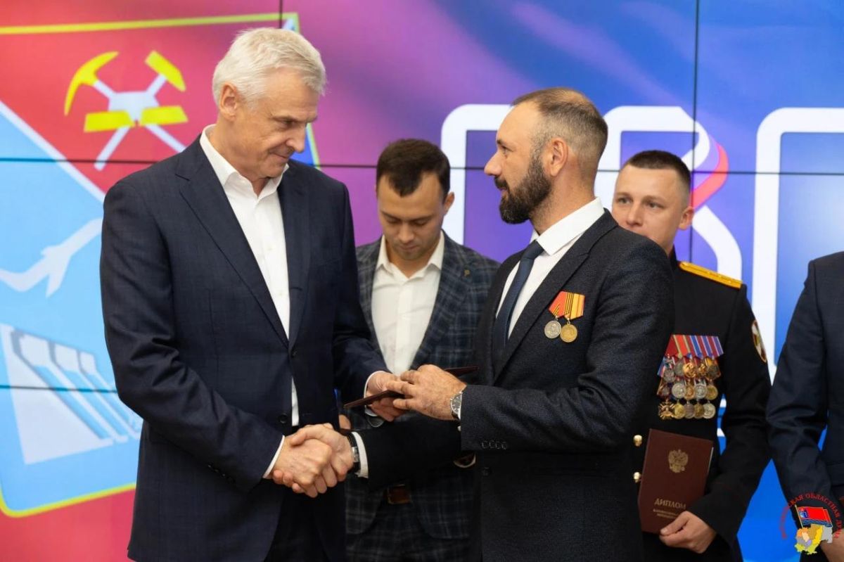 Губернатор Магаданской области Сергей Носов вручил дипломы выпускникам региональной кадровой программы «СВОи Герои 49» Губернатор Магаданской области Сергей Носов вручил дипломы выпускникам региональной кадровой программы «СВОи Герои 49»