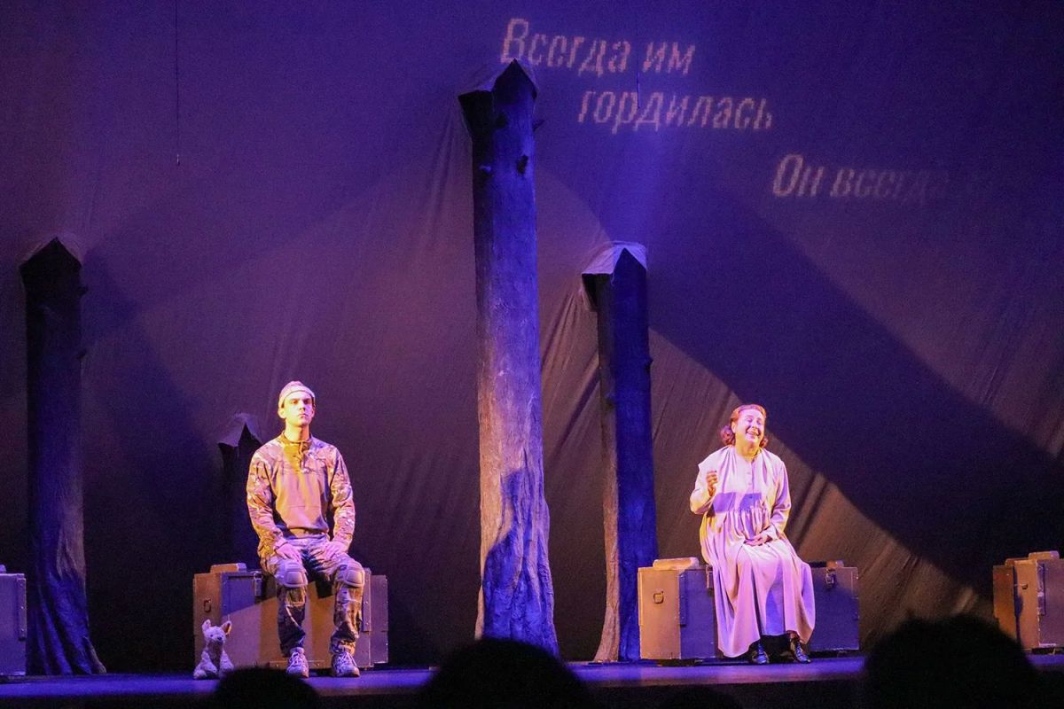Во второй день Больших гастролей Алтайского краевого театра драмы имени В.М. Шукшина артисты представили магаданцам вербатим «А в доме том солдата ждут» Во второй день Больших гастролей Алтайского краевого театра драмы имени В.М. Шукшина артисты представили магаданцам вербатим «А в доме том солдата ждут»