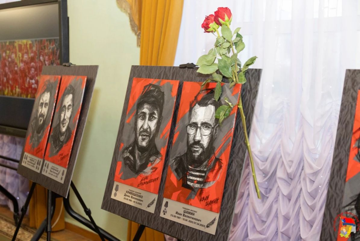 Выставка портретов павших Героев СВО открылась в театре Магадана Выставка портретов павших Героев СВО открылась в театре Магадана