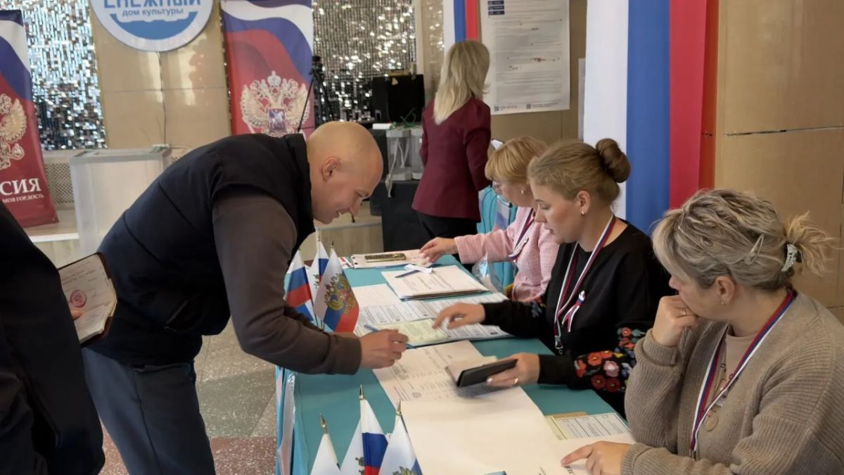 Депутат Магаданской городской Думы Николай Ярощук проголосовал на УИК №33 в ДК «Снежный» Депутат Магаданской городской Думы Николай Ярощук проголосовал на УИК №33 в ДК «Снежный»