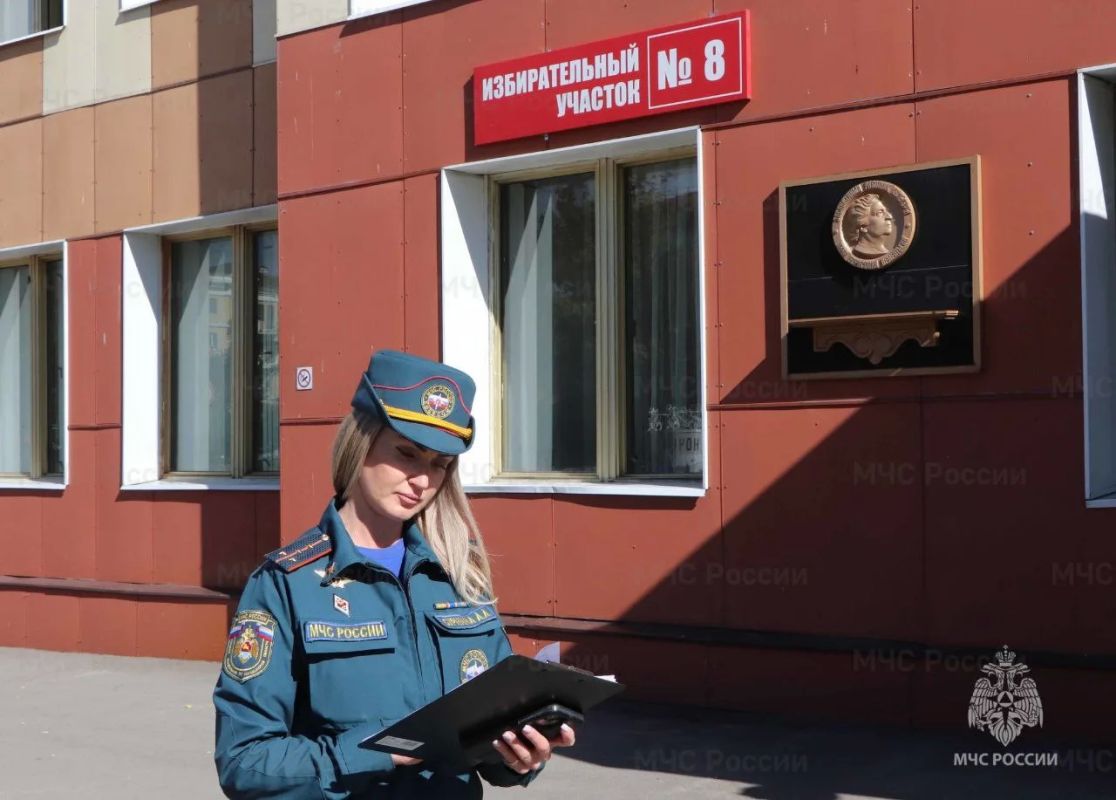 Специалисты МЧС России обеспечивают пожарную безопасность на избирательных участках