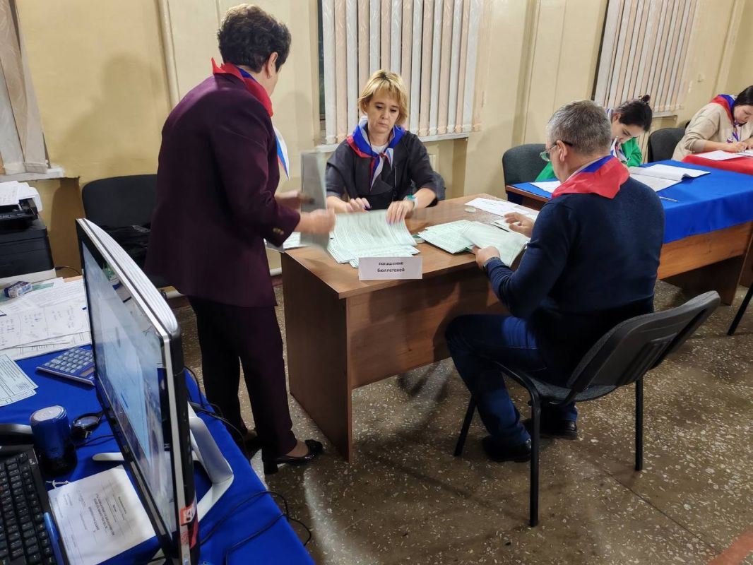 Блогеры-наблюдатели следят за подсчетом голосов Блогеры-наблюдатели следят за подсчетом голосов