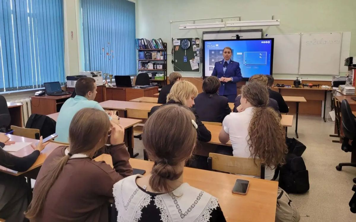 Старший прокурор отдела кадров прокуратуры Магаданской области Мария Семенова провела классный час для учащихся школы № 2 г. Магадана