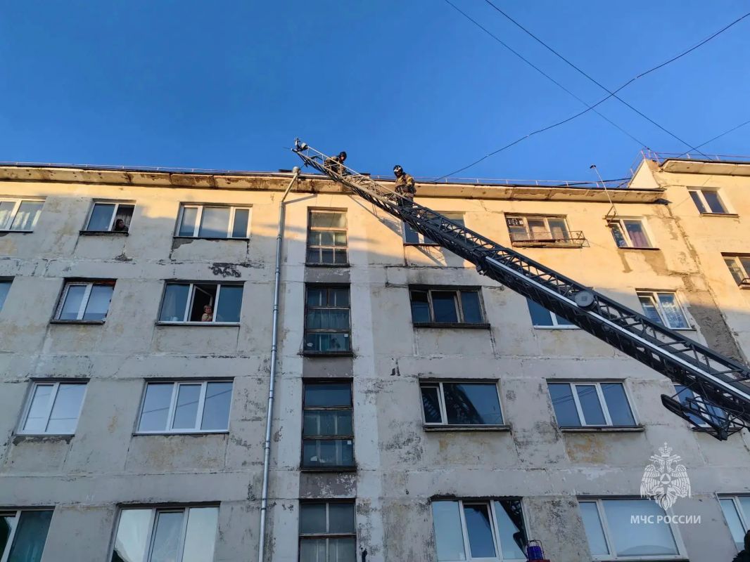 В Магадане из-за курения в подъезде загорелась оконная рама В Магадане из-за курения в подъезде загорелась оконная рама