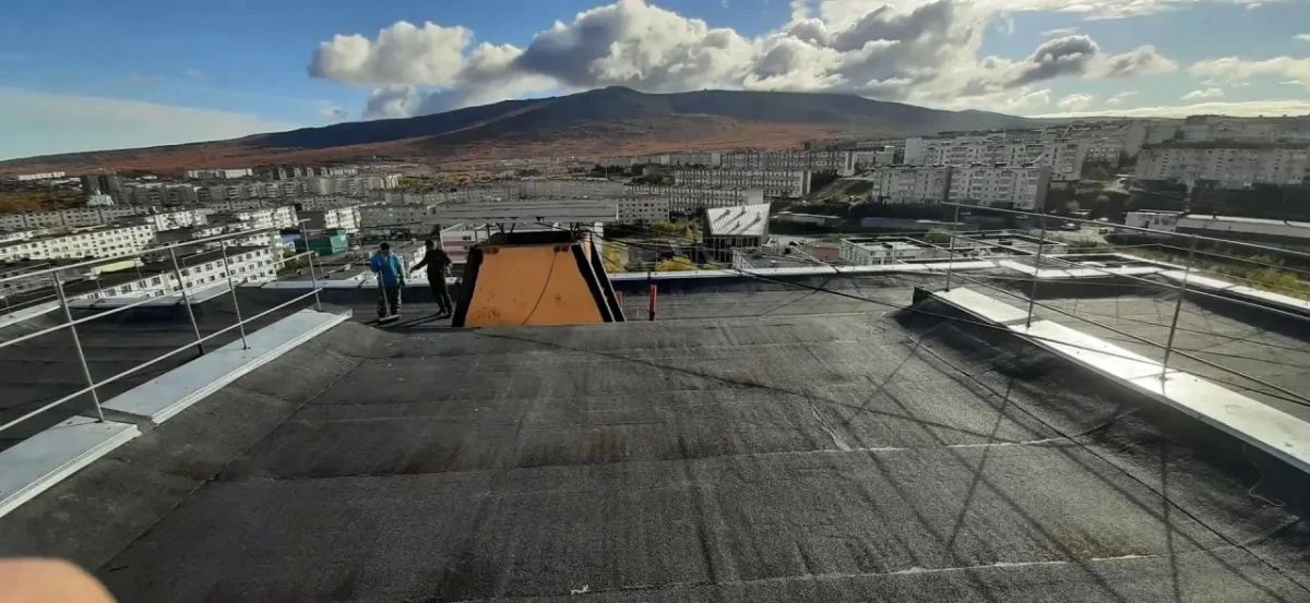 Состоялась очередная комиссионная приемка работ по капитальному ремонту крыши многоквартирного дома в городе Магадане Состоялась очередная комиссионная приемка работ по капитальному ремонту крыши многоквартирного дома в городе Магадане