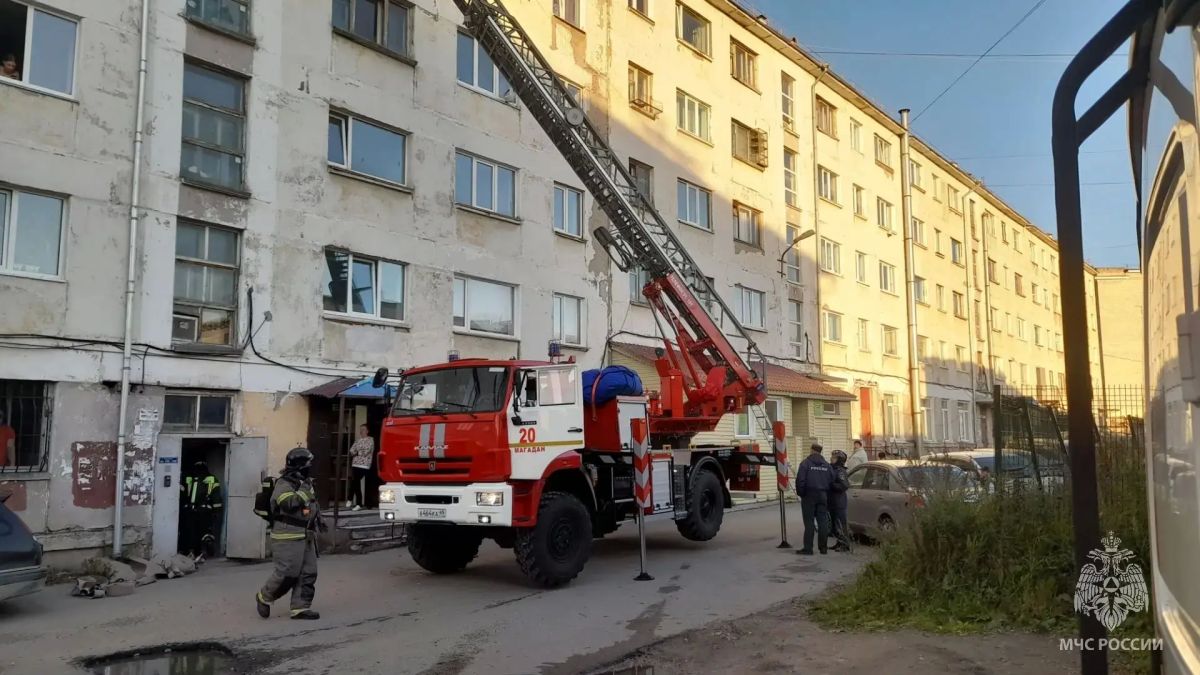 В Магадане из-за курения в подъезде загорелась оконная рама В Магадане из-за курения в подъезде загорелась оконная рама