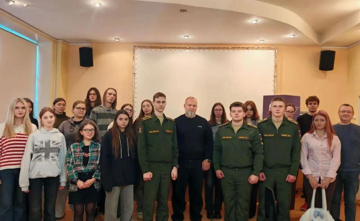 Ветеран СВО Дмитрий Кушнир провел Урок мужества в магаданском СВГУ Ветеран СВО Дмитрий Кушнир провел Урок мужества в магаданском СВГУ