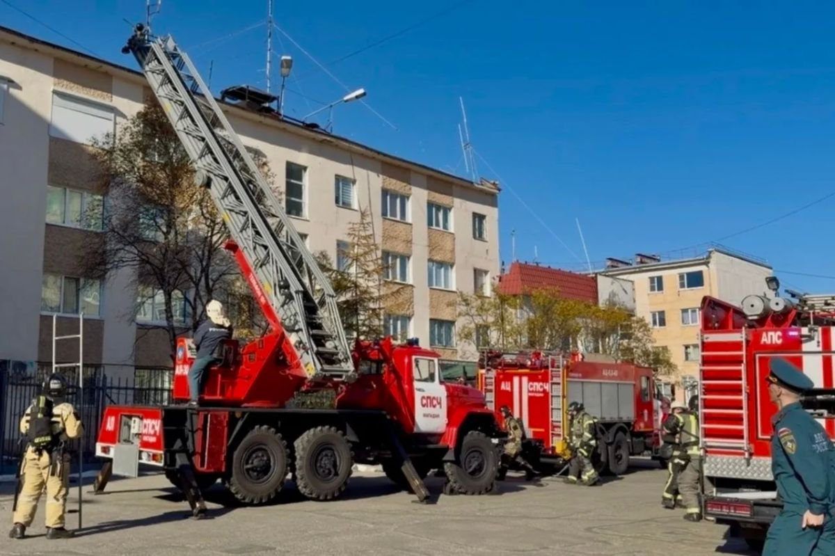 Условный пожар, реальные навыки: Росгвардия и МЧС провели совместную тренировку в Магадане Условный пожар, реальные навыки: Росгвардия и МЧС провели совместную тренировку в Магадане
