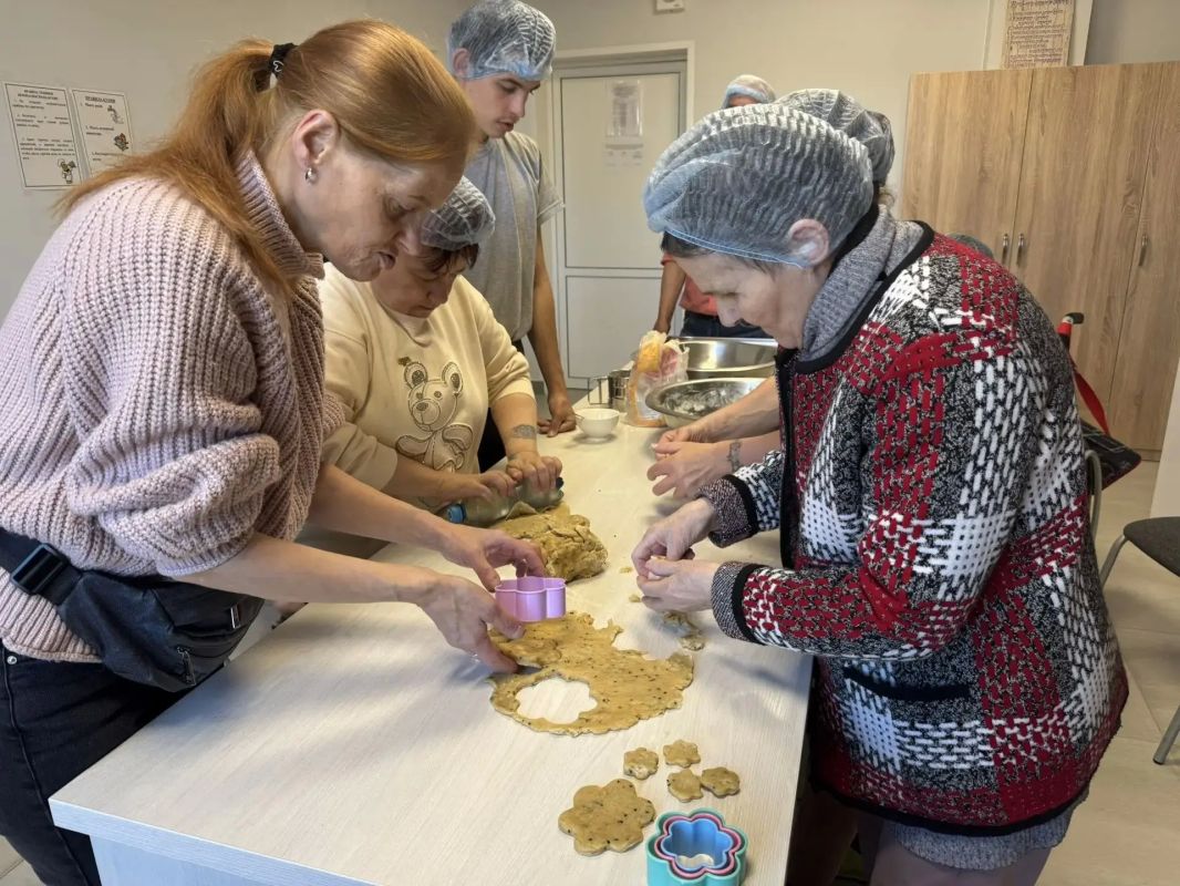 В нашем пансионате прошёл особенный день — мы собрались вместе с педагогом-организатором Светланой Сергеевной и нашими дорогими жителями, чтобы устроить настоящий кулинарный мастер-класс В нашем пансионате прошёл особенный день — мы собрались вместе с педагогом-организатором Светланой Сергеевной и нашими дорогими жителями, чтобы устроить настоящий кулинарный мастер-класс